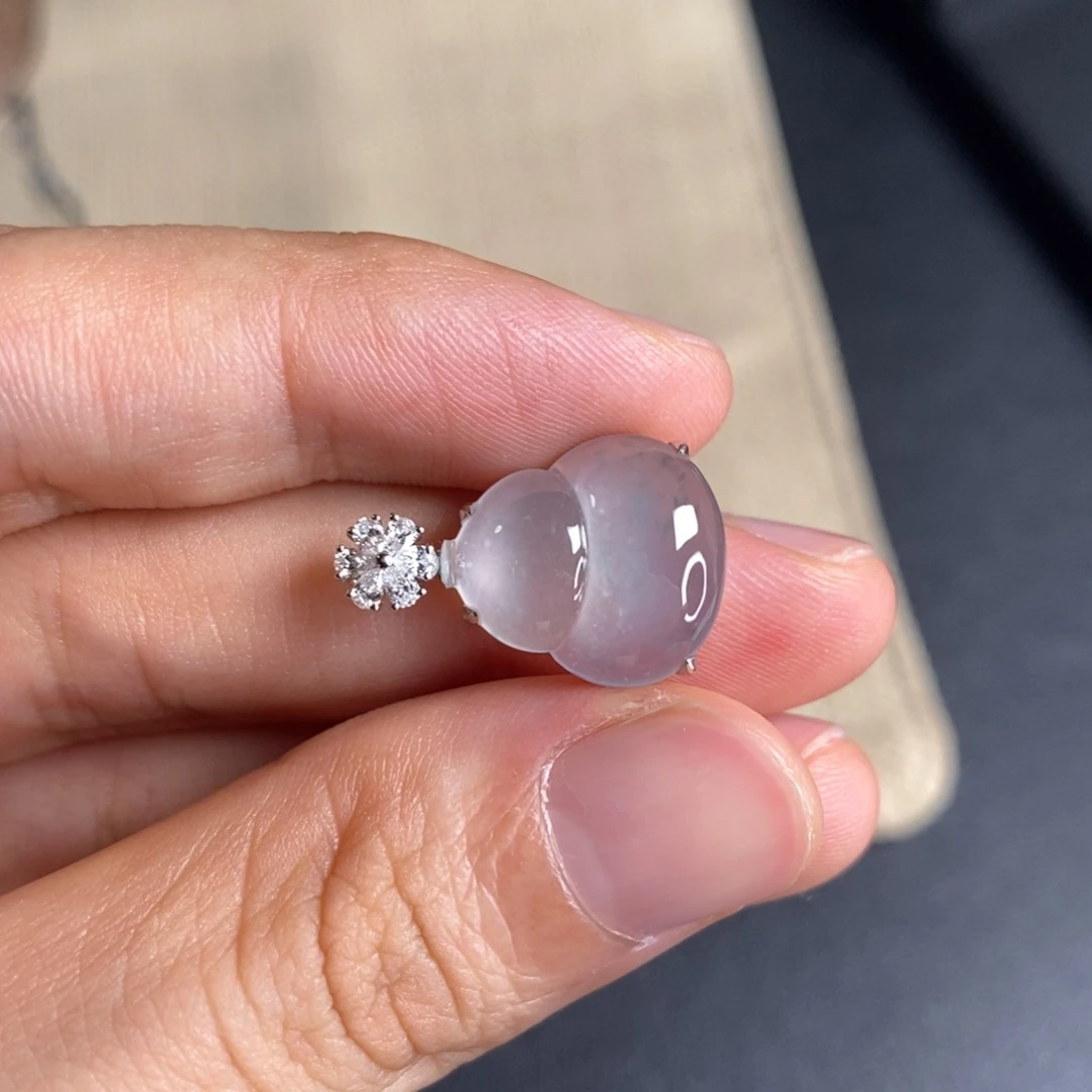 翡翠18K金镶嵌颈饰葫芦