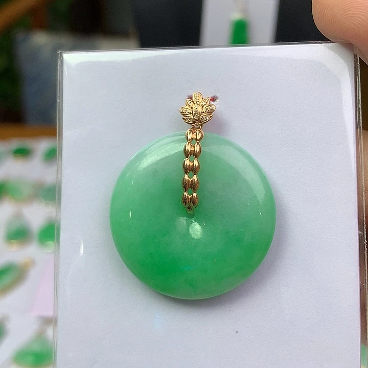 翡翠18K金镶嵌颈饰