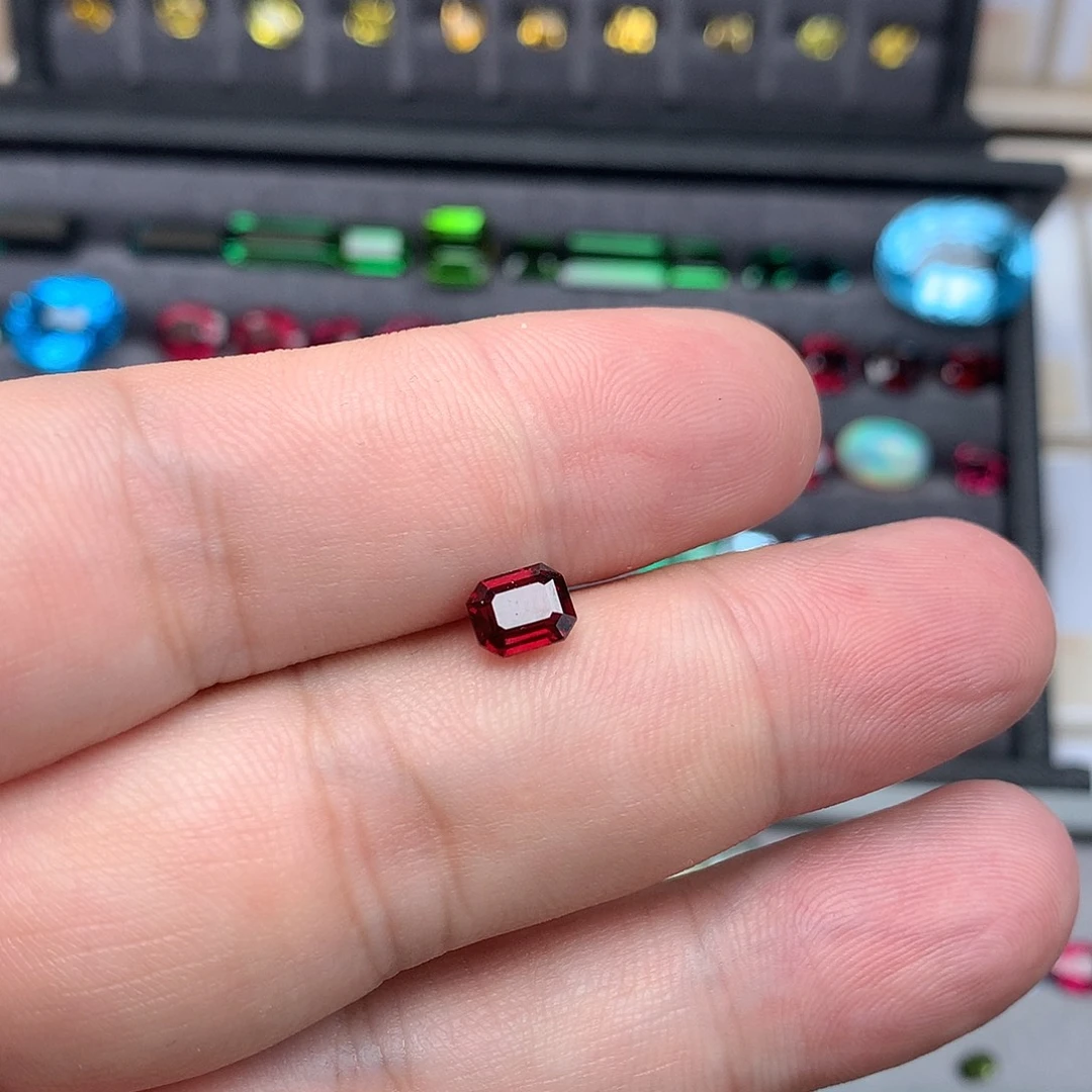 石榴石（紫牙乌）裸石未镶嵌1.685ct 5.5*6.8