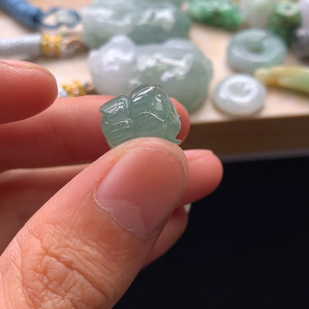 吉****翡翠未镶嵌颈饰吊坠