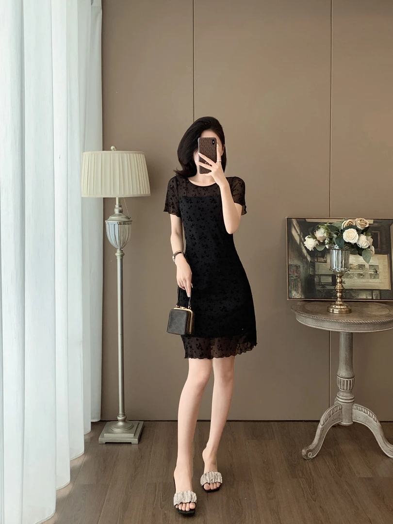 弹力面料黑色连衣裙女夏季显瘦气质高级感赫本风小黑裙法式裙子