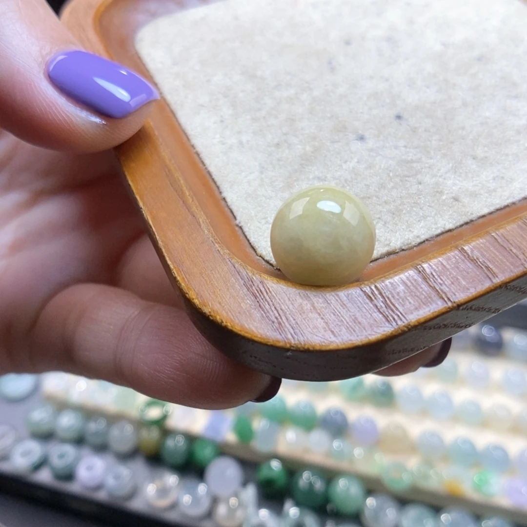 翡翠未镶嵌颈饰12.8黄珠福利不退换