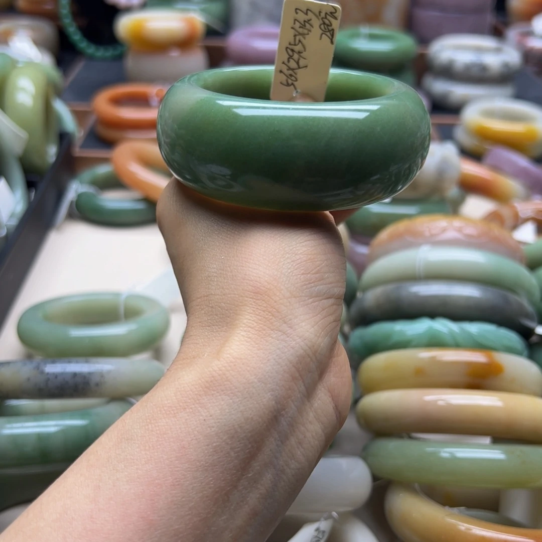 好***生石英岩玉未镶嵌手镯