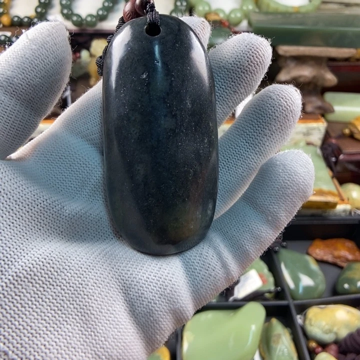 未镶嵌透闪石质玉把件