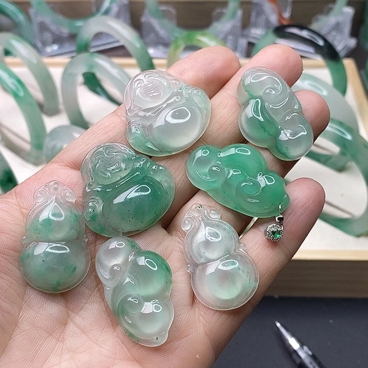 石英质玉（非洲翠）未镶嵌颈饰