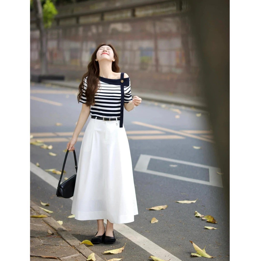 2025夏季新款法式黑白条纹斜肩针织短袖t恤搭配半身裙减龄两件套