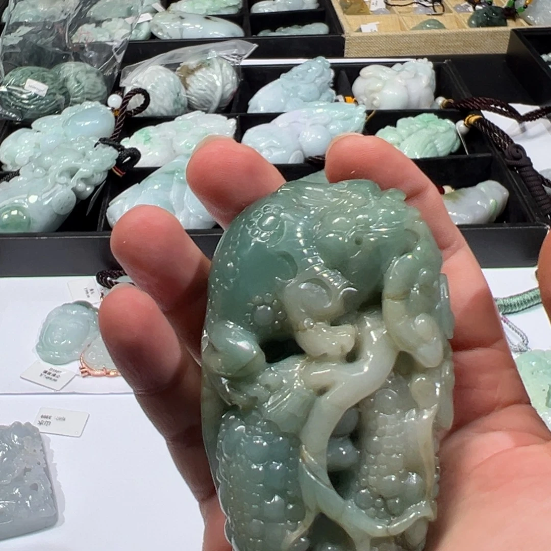 翡翠未镶嵌颈饰挂件