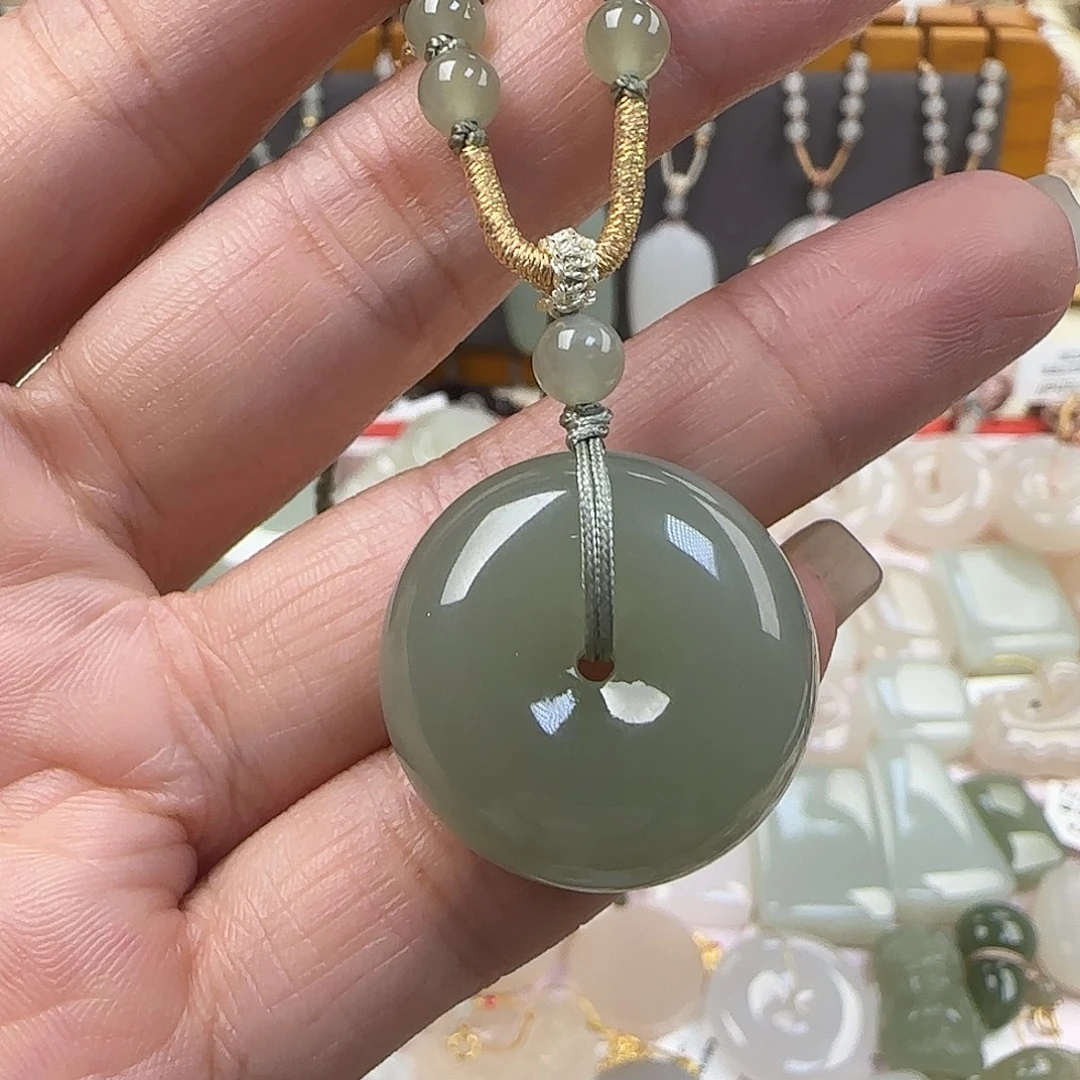 人***土和田玉未镶嵌颈饰