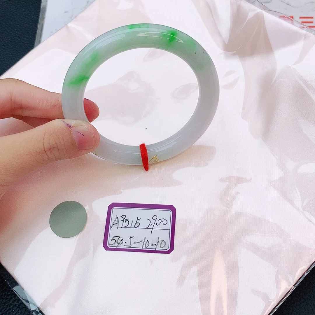 翡翠手镯未镶嵌翡翠