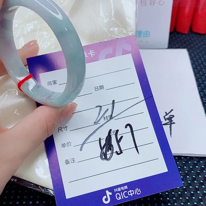 翡翠手镯未镶嵌翡翠
