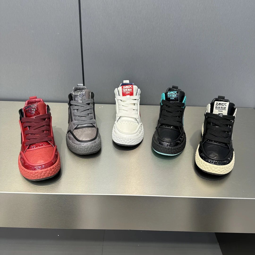 2025冬季新款男士休闲鞋时尚百搭中帮软底皮面系带运动鞋男潮鞋