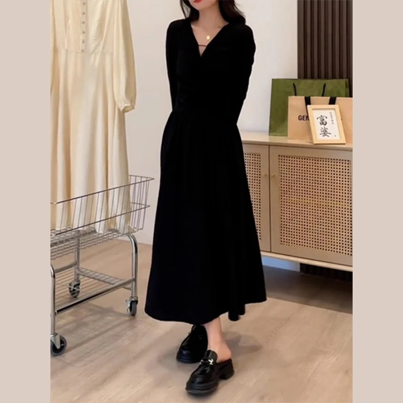 法式秋季连衣裙黑色法式赫本风v领连衣裙子女秋款新款感长裙
