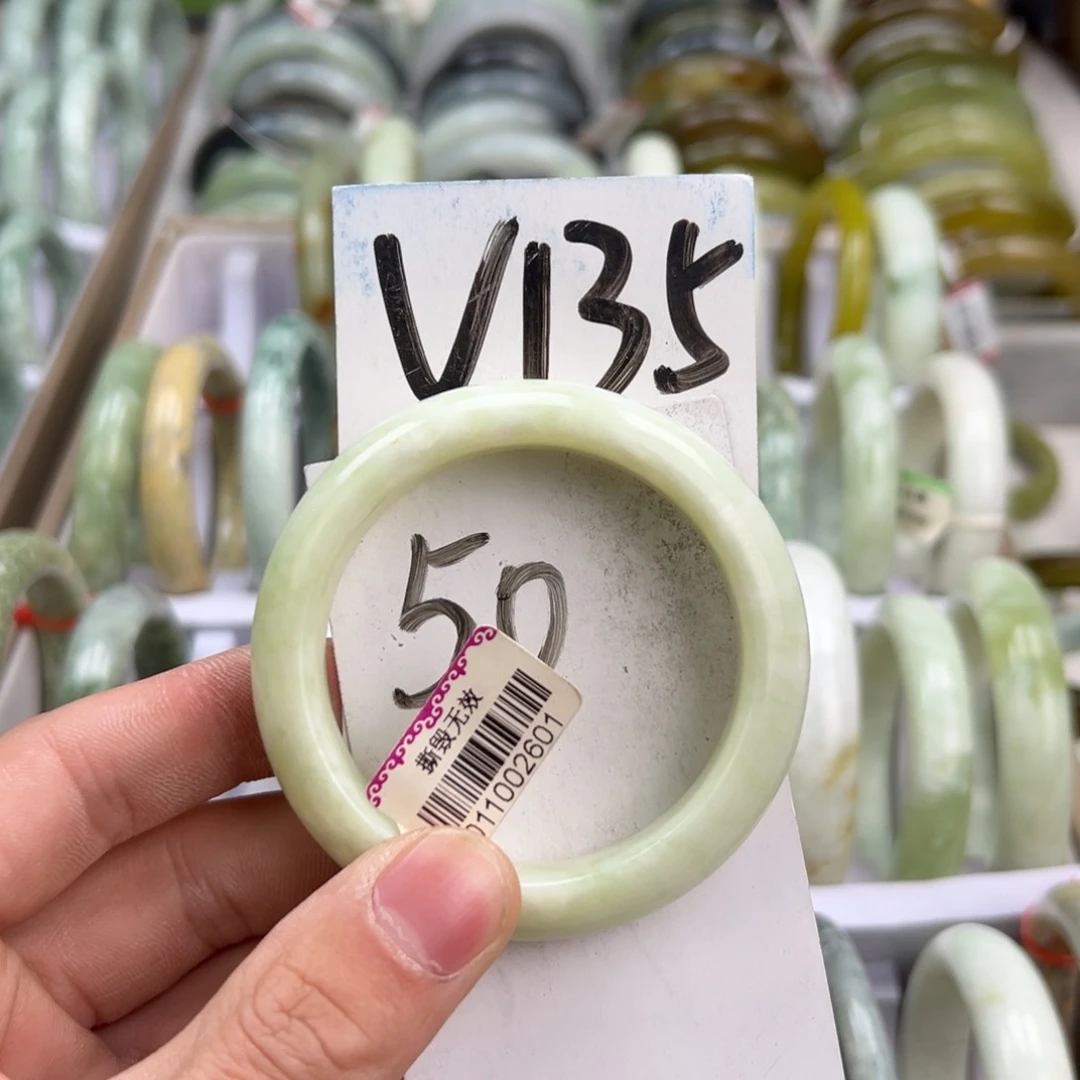岫玉手镯未镶嵌天然岫玉微瑕，可以正常佩戴