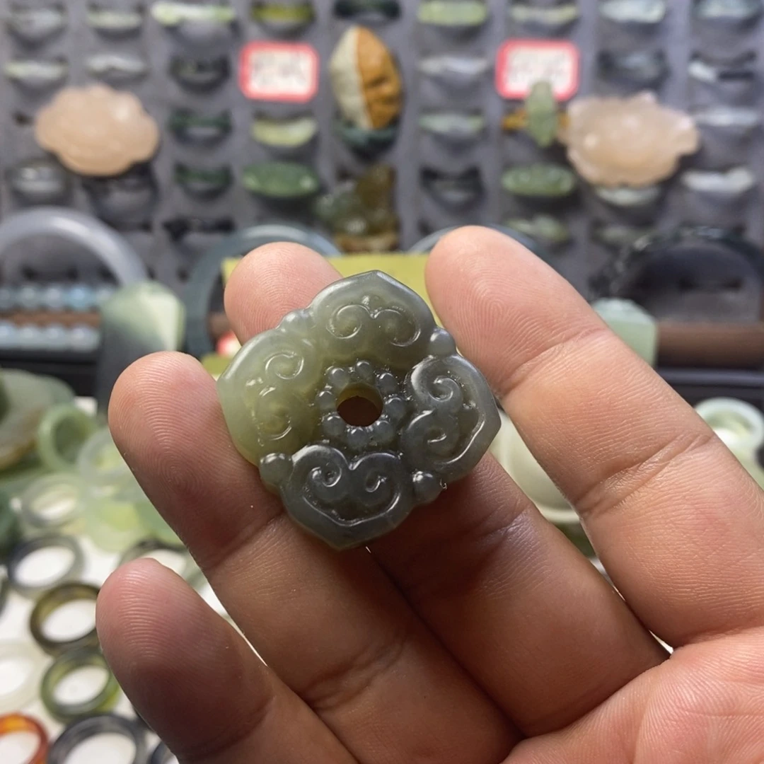 蛇纹石玉未镶嵌颈饰