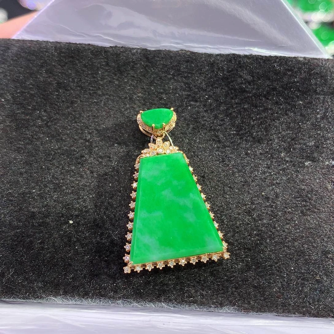 翡翠18K金镶嵌吊坠(赠链)