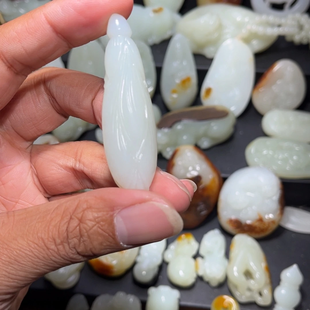 一***人和田玉未镶嵌颈饰