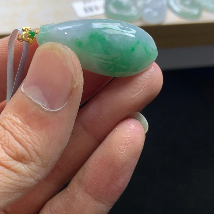 翡翠18K金镶嵌颈饰吊坠