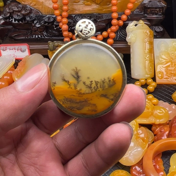 石英质玉（黄龙玉）挂件合金秋****）