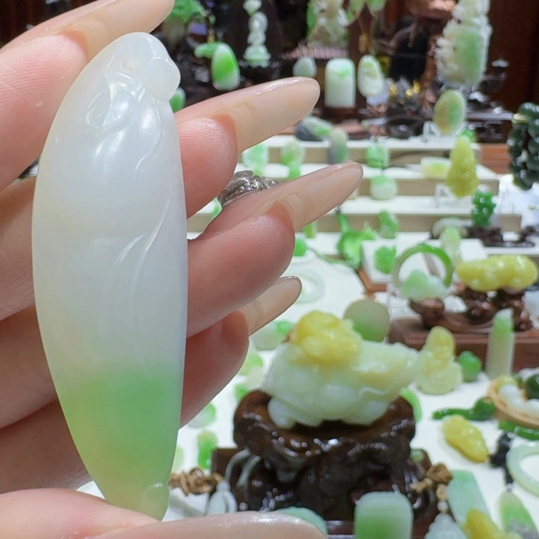 和田玉（翠青玉）未镶嵌挂件白底翠福豆