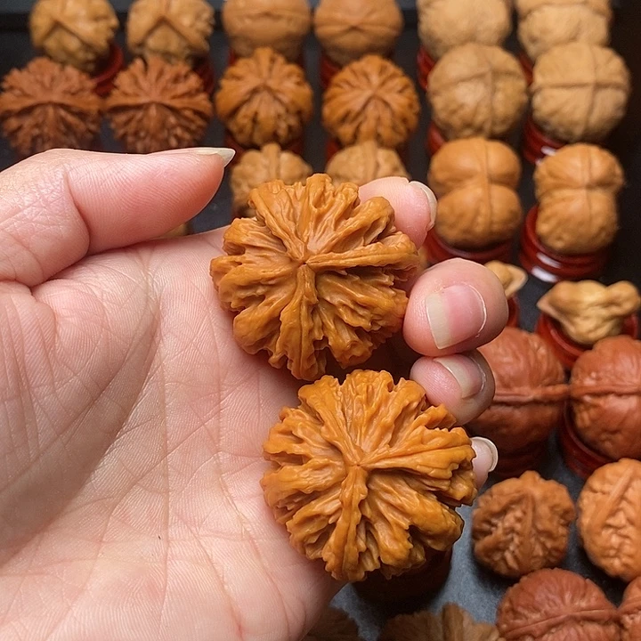 歪***哥文玩核桃吊坠三棱