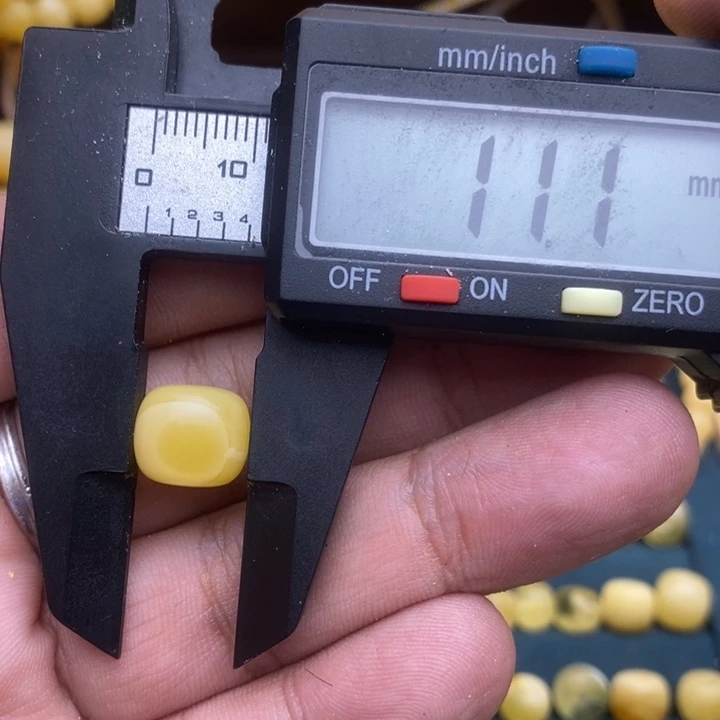 琥珀未镶嵌裸石26号11.1*9.7微瑕