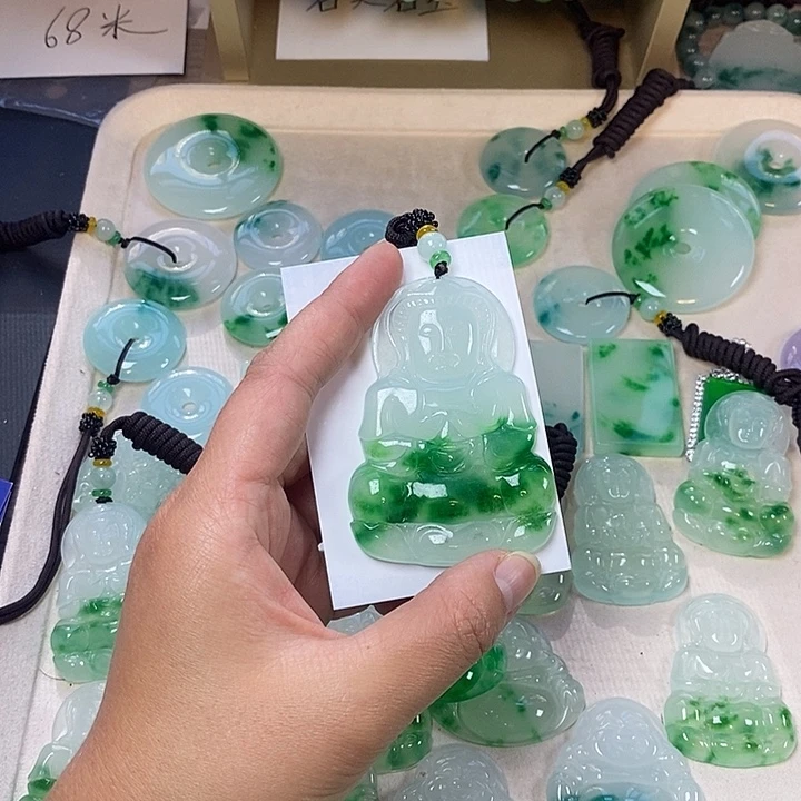 ****酒翡翠未镶嵌颈饰观音？？