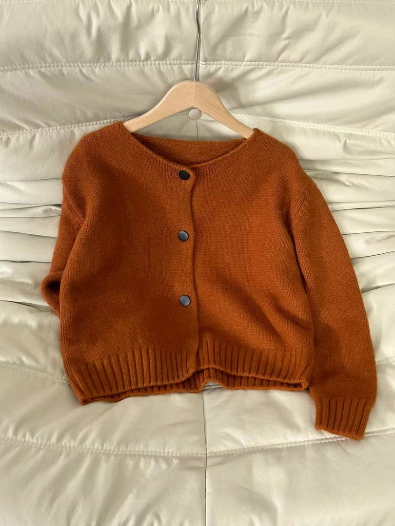 冬季新款圆领三颗黑扣针织毛衣开衫