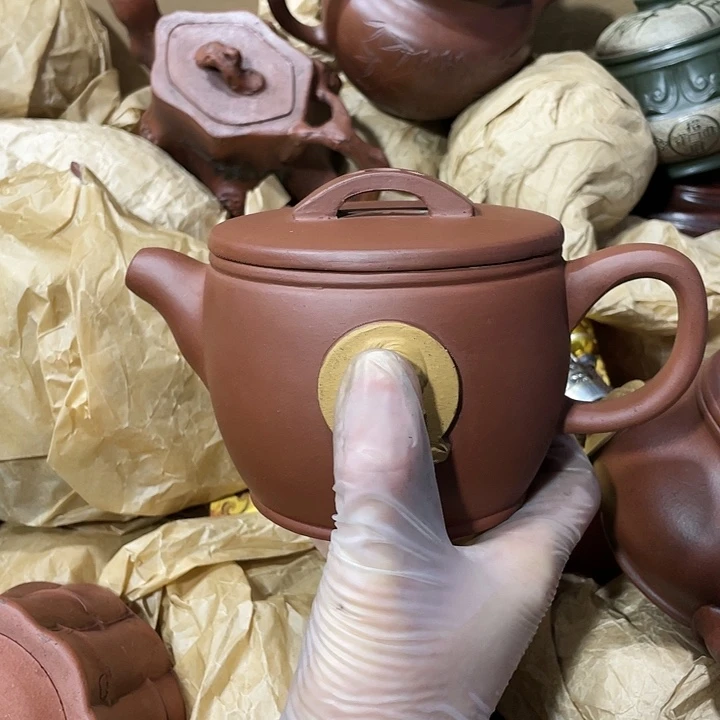 茶壶紫砂矿泥料手工制作的一把紫砂壶。