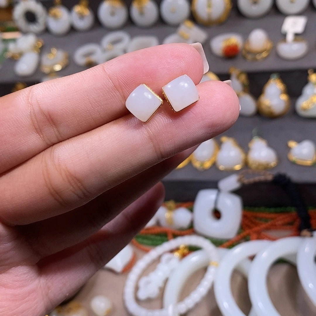 和田玉18K金镶嵌颈饰小方糖耳钉