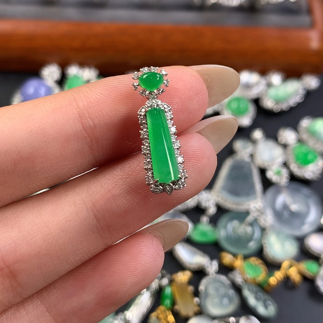 翡翠18K金镶嵌颈饰