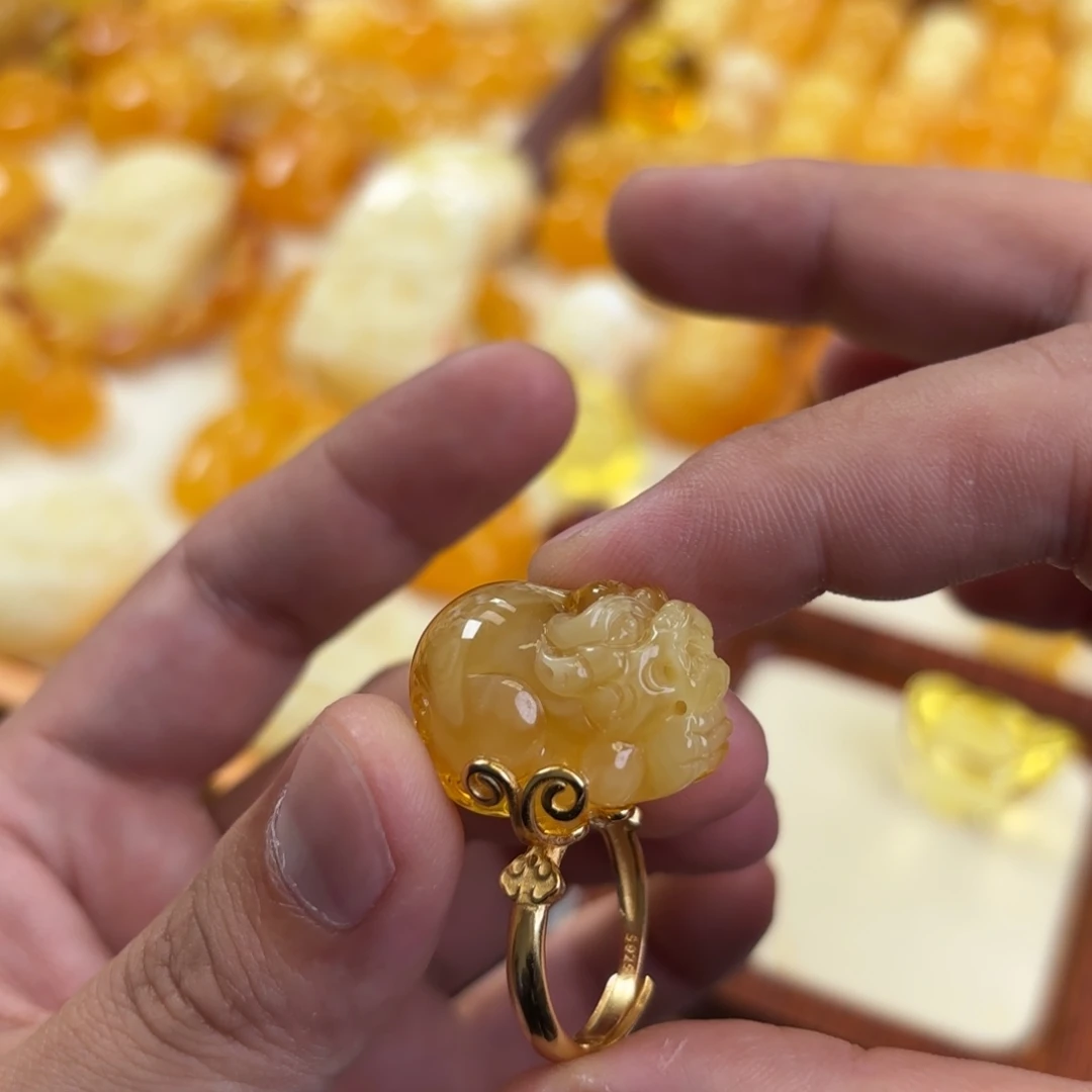 蜜蜡未镶嵌裸石貔貅