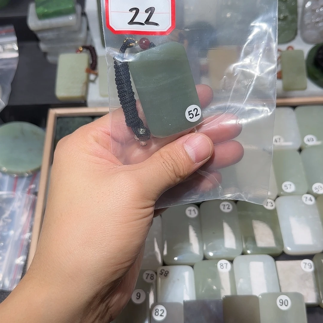 渭***人和田玉未镶嵌颈饰