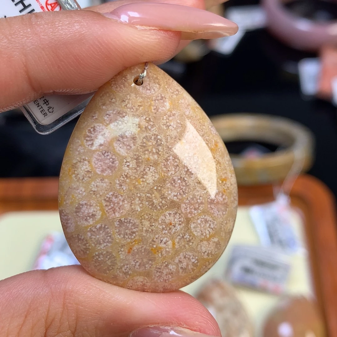 【闪购商品】颈饰未镶嵌硅化珊瑚（珊瑚玉）桃**哟