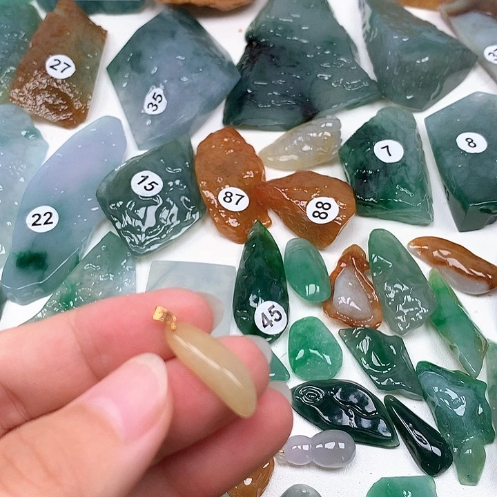 翡翠未镶嵌颈饰随型吊坠