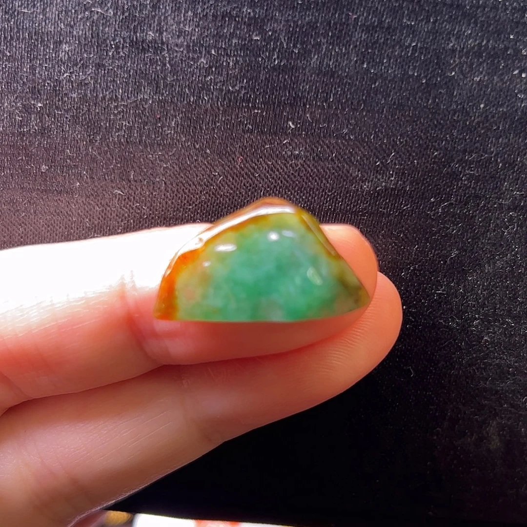 经***生颈饰未镶嵌翡翠小石头