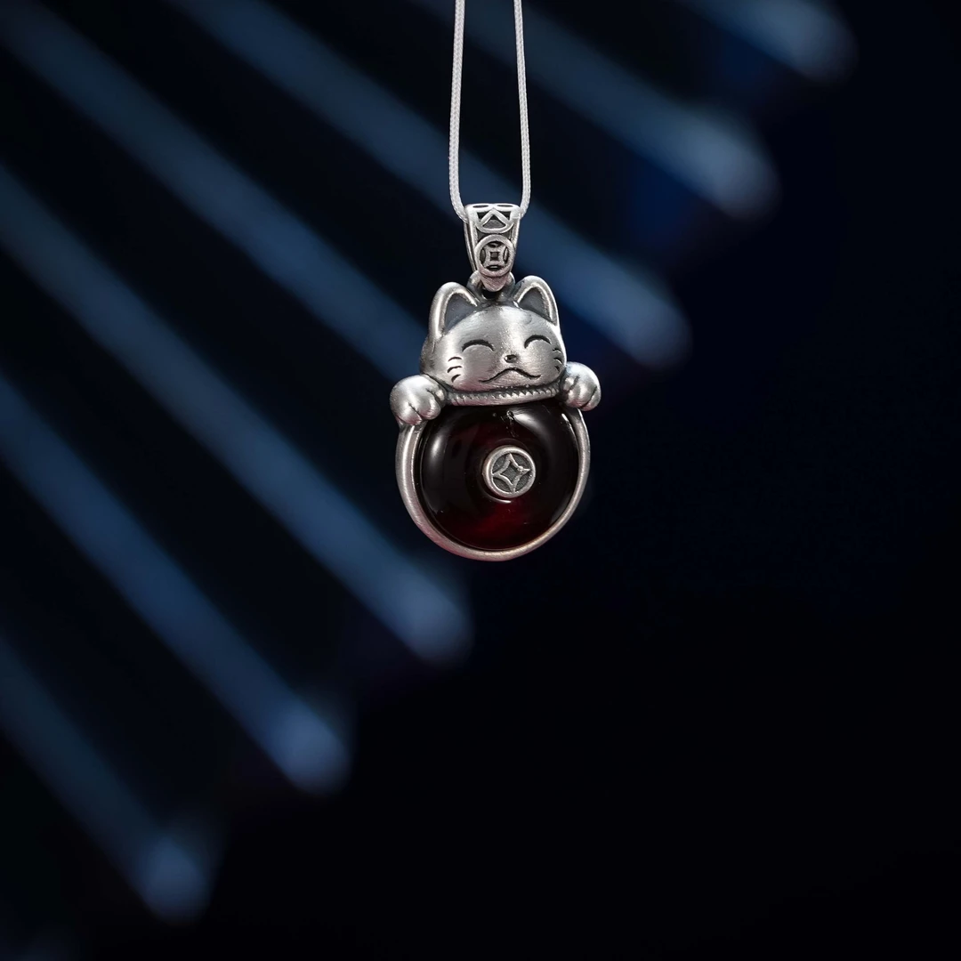 [鉴天下]复古血珀平安扣招财猫吊坠01910062