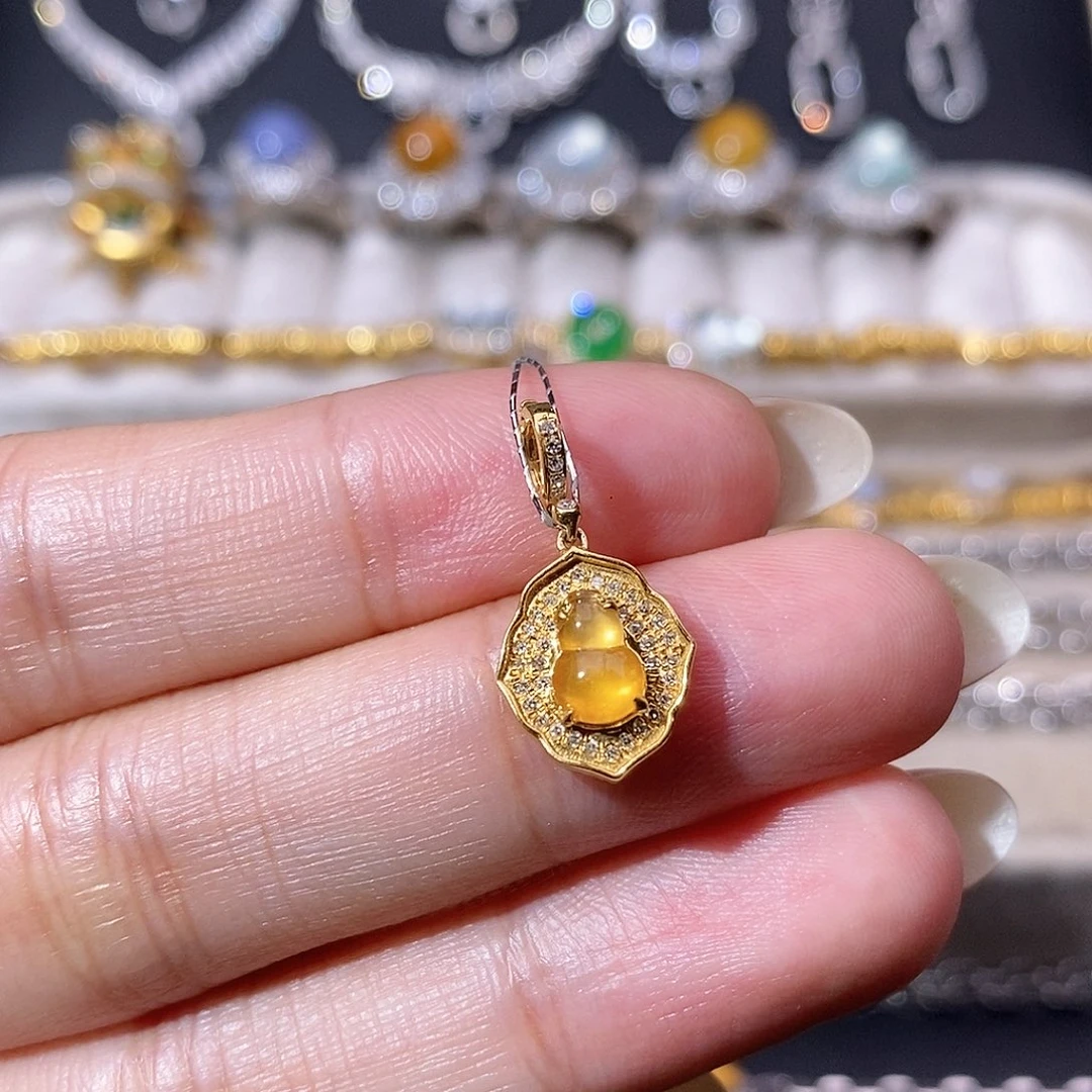 翡翠18K金镶嵌颈饰吊坠