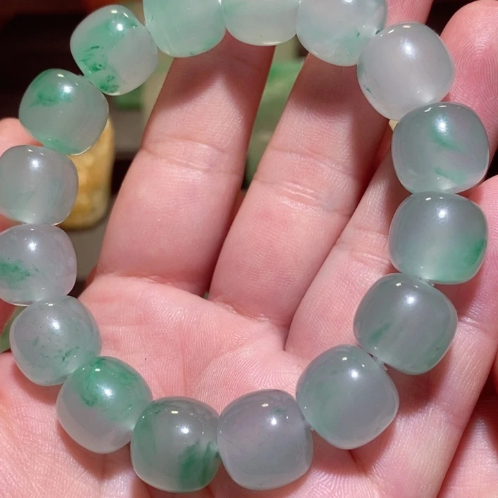 宇***5石英质玉（非洲翠）未镶嵌手链