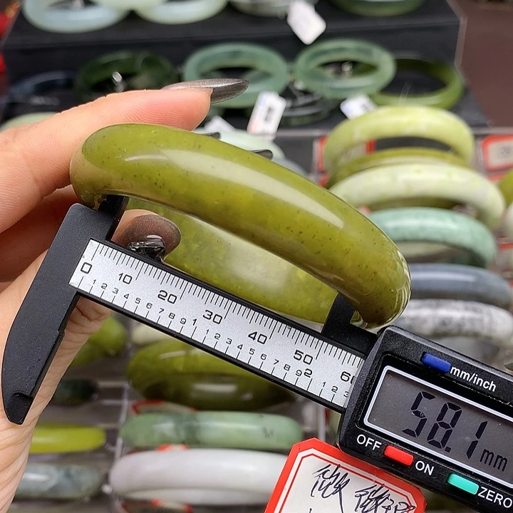 蛇纹石玉手镯未镶嵌350