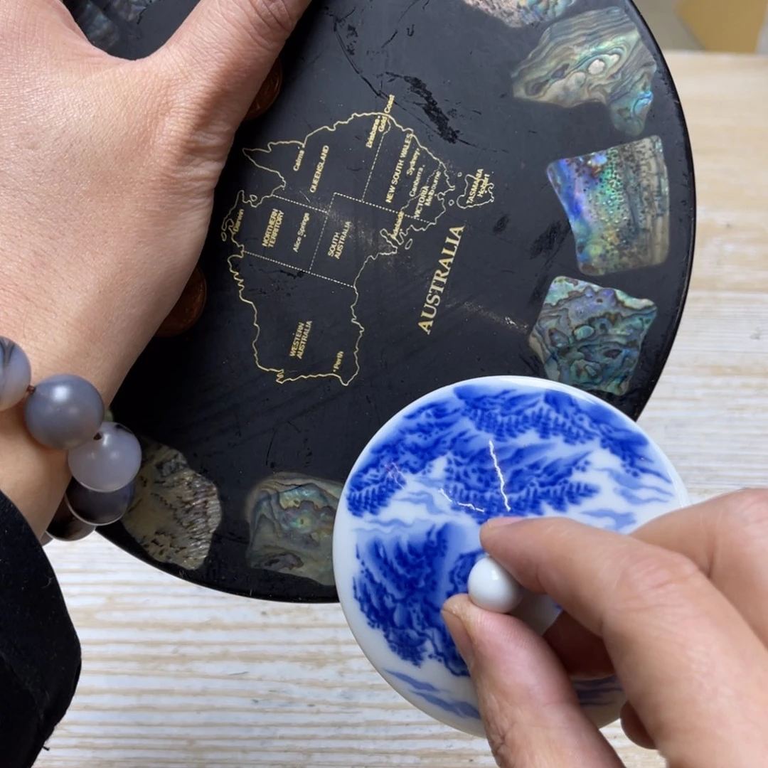 瓷片晓***@密密麻麻地排列着一个