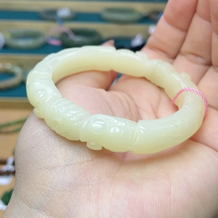 和田玉手镯54圈口。编号5未镶嵌