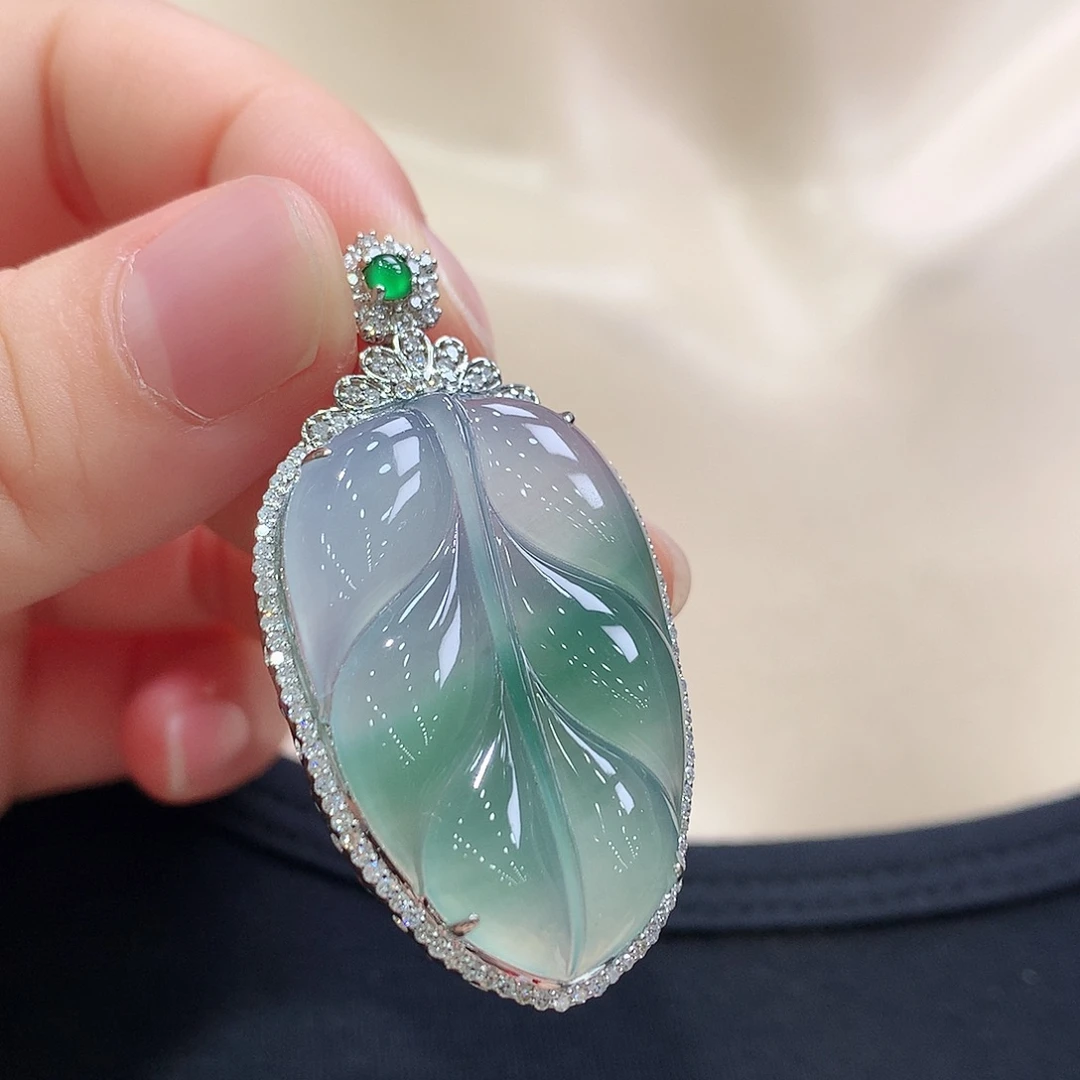 翡翠18K金镶嵌颈饰叶子