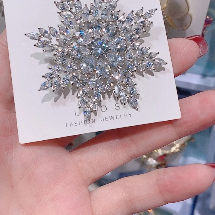 锆石铜合金雪花胸针 银色