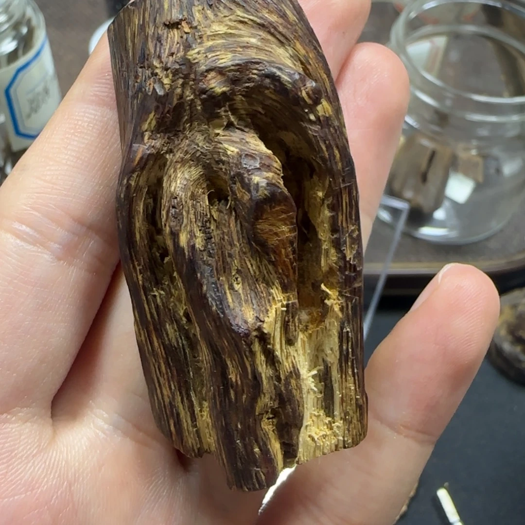 兆***澄达拉干树心留疤沉水14.7克