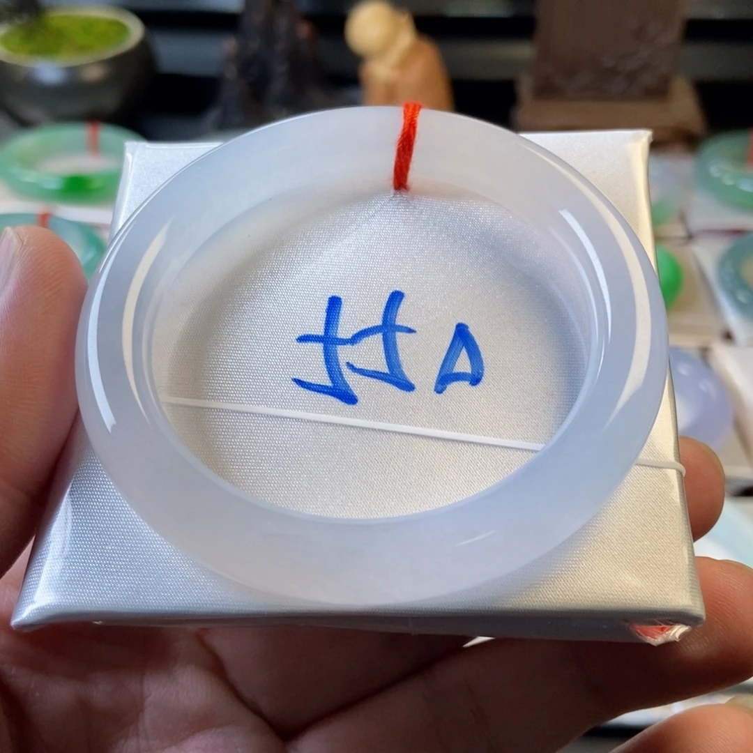 翡翠未镶嵌手镯31、冰白月光