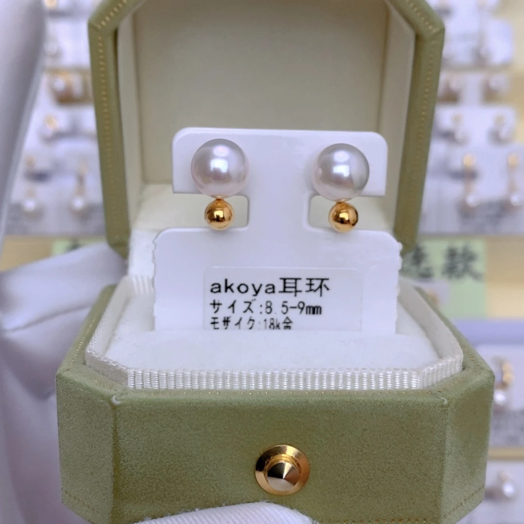 18K金镶嵌海水珍珠耳饰