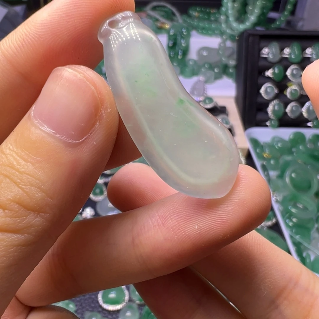 石英质玉（非洲翠）未镶嵌颈饰