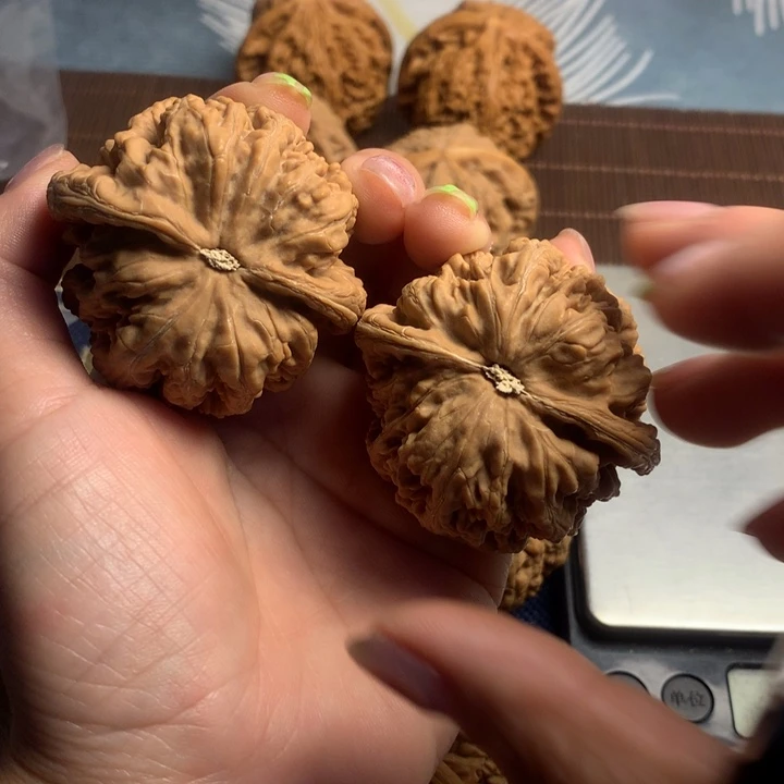 吊坠文玩核桃?****C粗筋