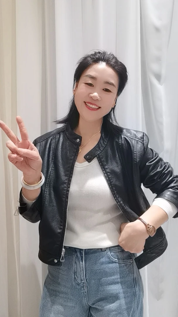 彦丽家:简单大方舒适时尚小皮衣（m.L两个码）