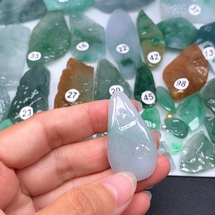 翡翠未镶嵌颈饰随型